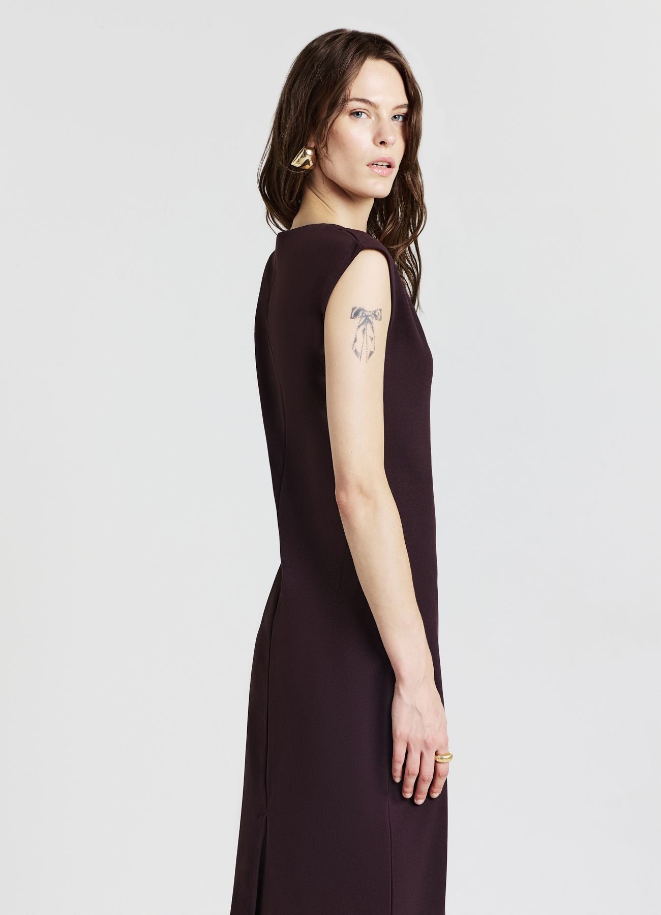 Vestido tubo con escote en V y abertura en la espalda